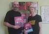 Laurent Hopman y Renaud Roche, autores de «Las guerras de Lucas» con un ejemplar del comic