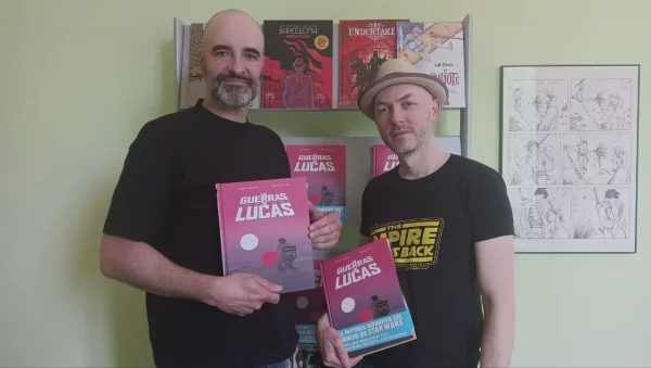 Laurent Hopman y Renaud Roche, autores de «Las guerras de Lucas» con un ejemplar del comic