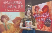 Clara De Frutos, con un ejemplar de Vanguardia es una mujer