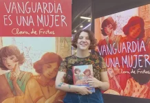 Clara De Frutos, con un ejemplar de Vanguardia es una mujer